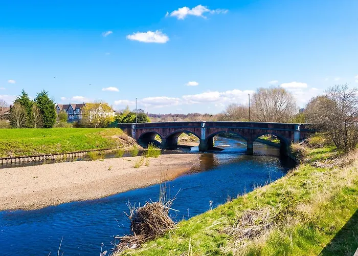 Vidale Court, 3 Bedroom House With River Irwell View, Sleeps 6