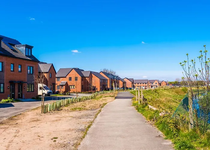 Vidale Court, 3 Bedroom House With River Irwell View, Sleeps 6